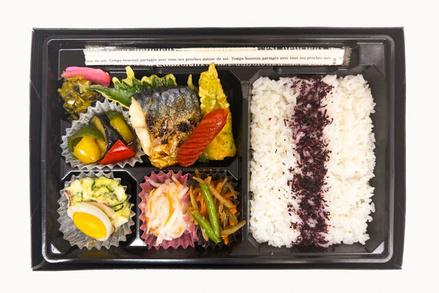 米が旨い！食べちゃう弁当-鯖の塩焼き&ゆかりごはん