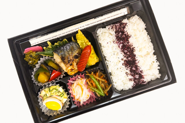 米が旨い！食べちゃう弁当-鯖の塩焼き&ゆかりごはん