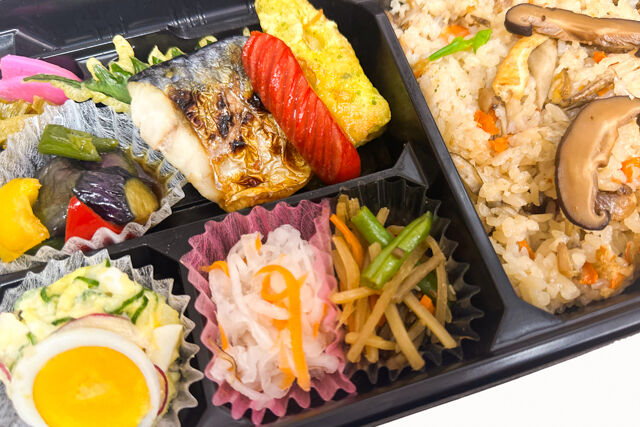 米が旨い！食べちゃう弁当-鯖の塩焼き＆炊き込みごはん