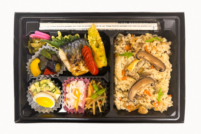 米が旨い！食べちゃう弁当-鯖の塩焼き＆炊き込みごはん