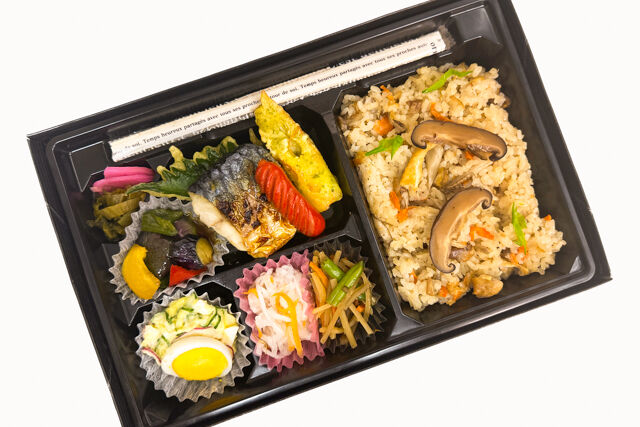 米が旨い！食べちゃう弁当-鯖の塩焼き＆炊き込みごはん