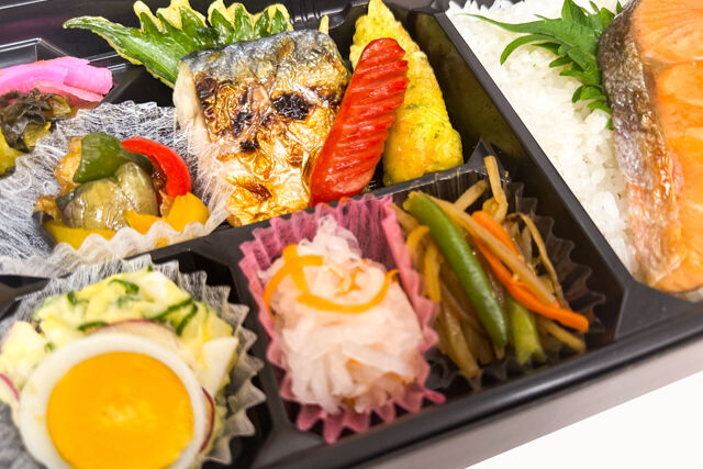 米が旨い！食べちゃう弁当-鯖の塩焼き＆鮭の塩焼き