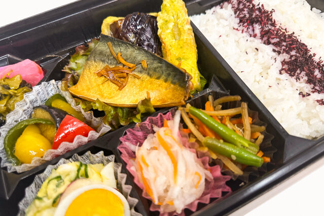 米が旨い！食べちゃう弁当-鯖の煮付け＆ゆかりごはん