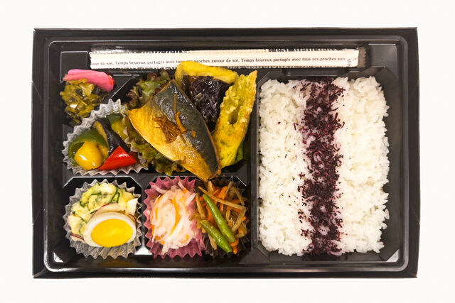 米が旨い！食べちゃう弁当-鯖の煮付け＆ゆかりごはん
