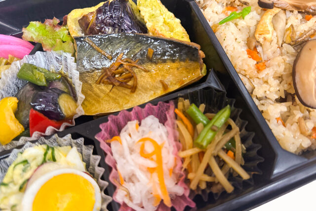米が旨い！食べちゃう弁当-鯖の煮付け＆炊き込みごはん