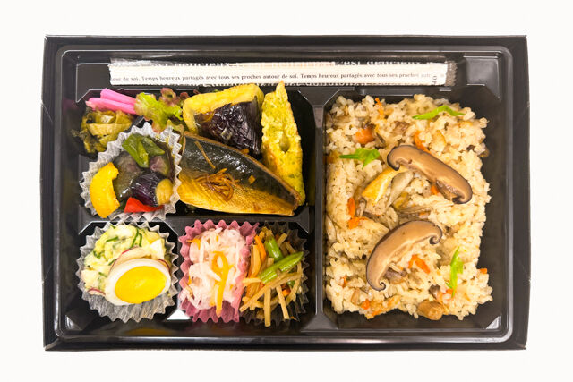 米が旨い！食べちゃう弁当-鯖の煮付け＆炊き込みごはん