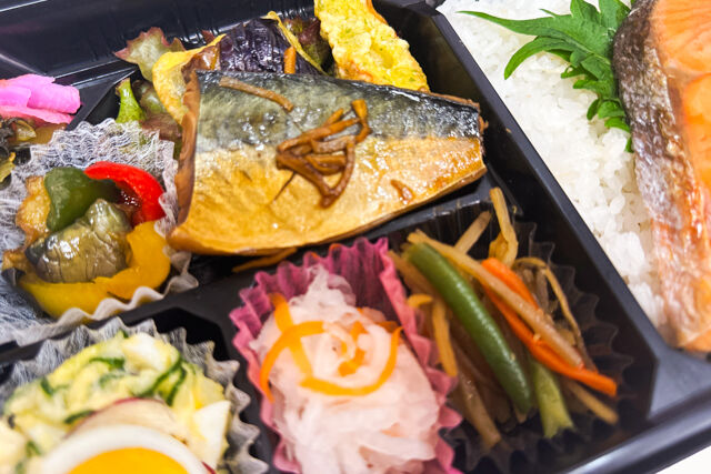 米が旨い！食べちゃう弁当-鯖の煮付け＆鮭の塩焼き