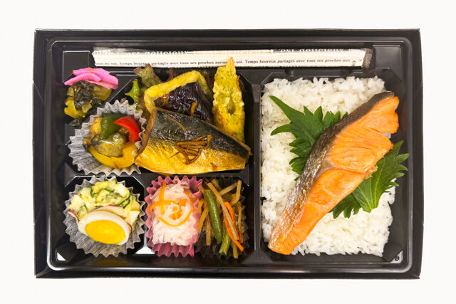 米が旨い！食べちゃう弁当-鯖の煮付け＆鮭の塩焼き