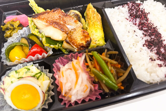 米が旨い！食べちゃう弁当-赤魚の味噌焼き＆ゆかりごはん