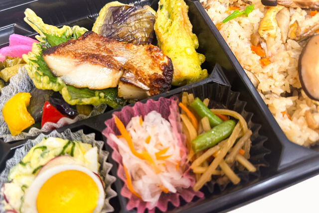 米が旨い！食べちゃう弁当-赤魚の味噌焼き＆炊き込みごはん