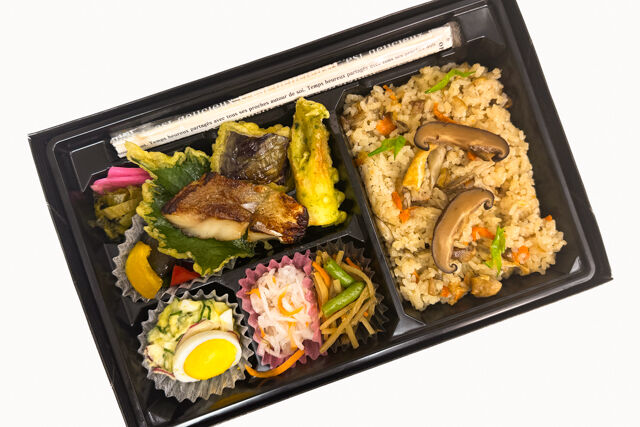 米が旨い！食べちゃう弁当-赤魚の味噌焼き＆炊き込みごはん