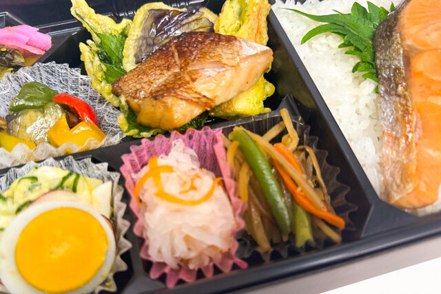 米が旨い！食べちゃう弁当-赤魚の味噌焼き＆鮭の塩焼き