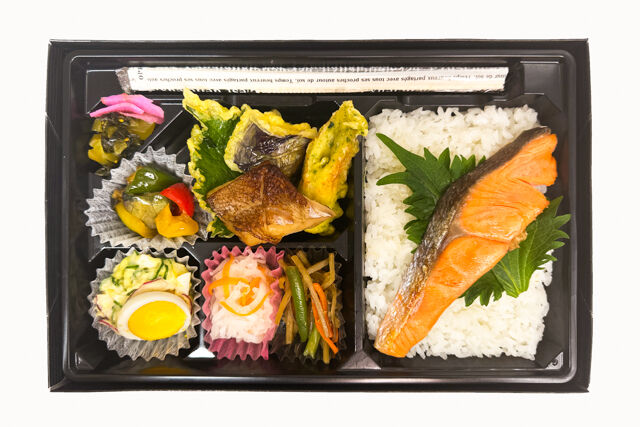 米が旨い！食べちゃう弁当-赤魚の味噌焼き＆鮭の塩焼き