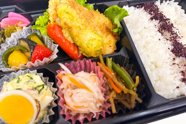 米が旨い！食べちゃう弁当-カレイの香草焼き＆ゆかりごはん