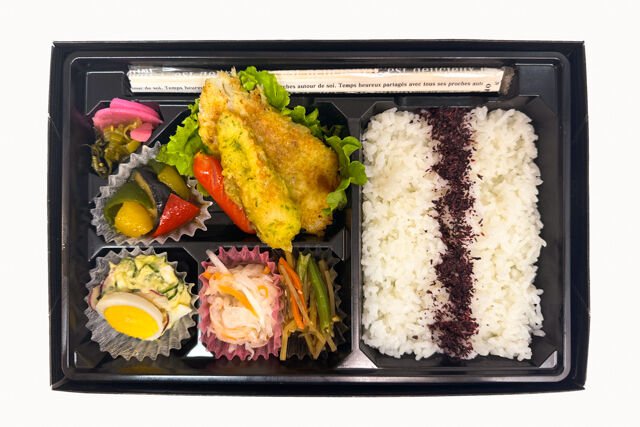 米が旨い！食べちゃう弁当-カレイの香草焼き＆ゆかりごはん