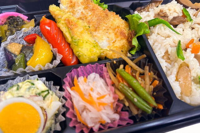 米が旨い！食べちゃう弁当-カレイの香草焼き＆炊き込みごはん