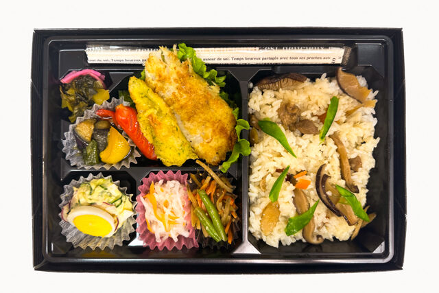 米が旨い！食べちゃう弁当-カレイの香草焼き＆炊き込みごはん