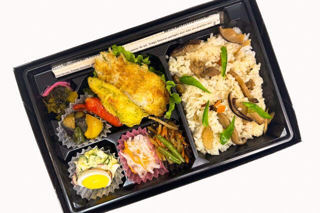 米が旨い！食べちゃう弁当-カレイの香草焼き＆炊き込みごはん