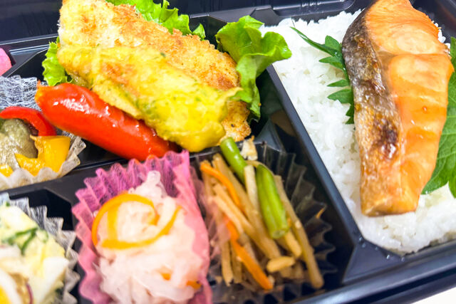 米が旨い！食べちゃう弁当-カレイの香草焼き＆鮭の塩焼き