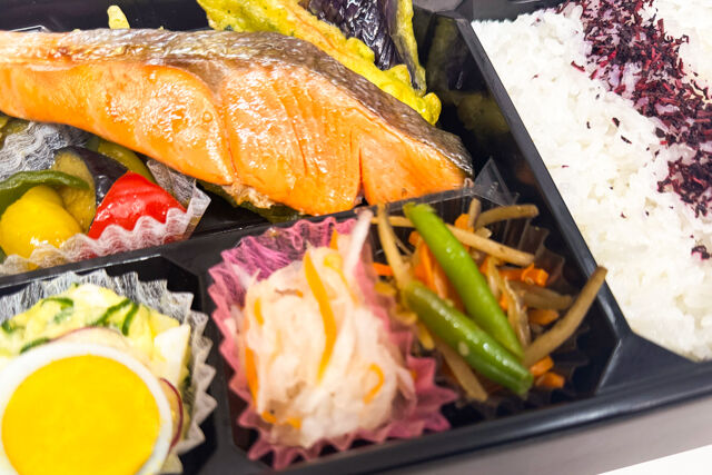 米が旨い！食べちゃう弁当-鮭の塩焼き＆ゆかりごはん