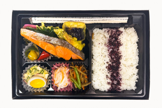 米が旨い！食べちゃう弁当-鮭の塩焼き＆ゆかりごはん