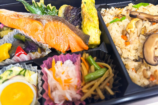 米が旨い！食べちゃう弁当-鮭の塩焼き＆炊き込みごはん