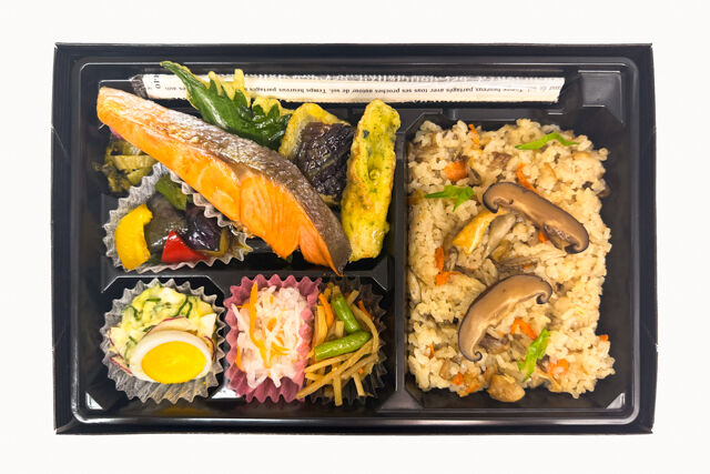 米が旨い！食べちゃう弁当-鮭の塩焼き＆炊き込みごはん