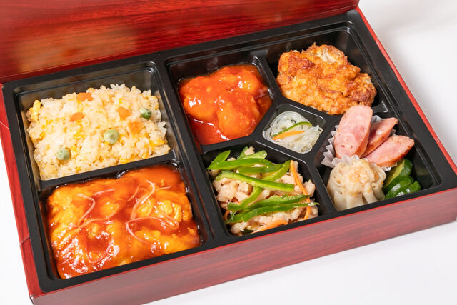 パンダ飯店-三種メインの中華極上弁当（エビチリ・青椒肉絲・油淋鶏）