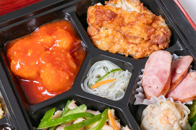 パンダ飯店-三種メインの中華極上弁当（エビチリ・青椒肉絲・油淋鶏）