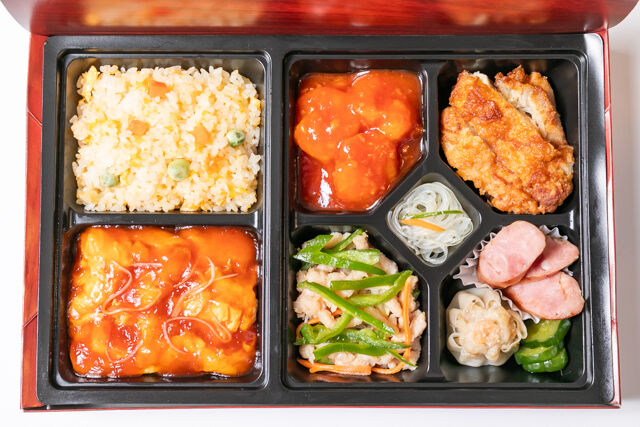パンダ飯店-三種メインの中華極上弁当（エビチリ・青椒肉絲・油淋鶏）