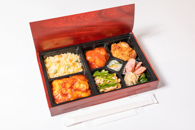 パンダ飯店-三種メインの中華極上弁当（エビチリ・青椒肉絲・油淋鶏）