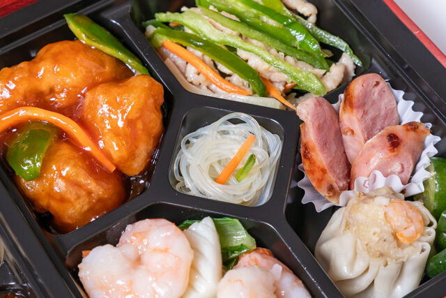 パンダ飯店-三種メインの中華極上弁当（三種海鮮炒め・豚ヒレ肉酢豚・青椒肉絲）