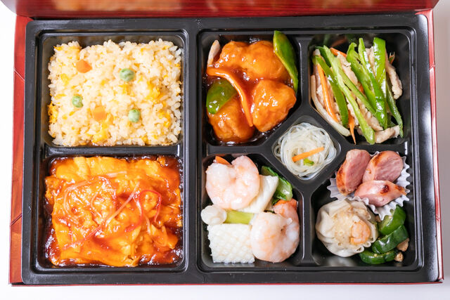 パンダ飯店-三種メインの中華極上弁当（三種海鮮炒め・豚ヒレ肉酢豚・青椒肉絲）