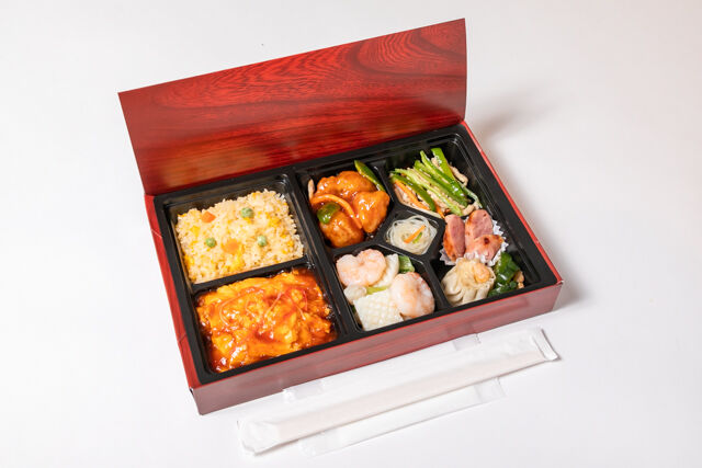パンダ飯店-三種メインの中華極上弁当（三種海鮮炒め・豚ヒレ肉酢豚・青椒肉絲）