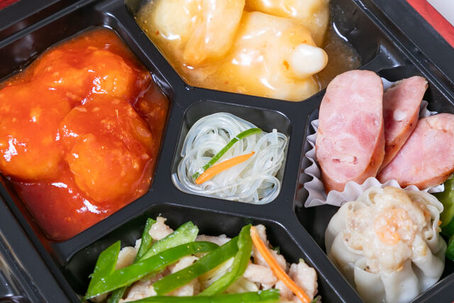 パンダ飯店-三種メインの中華極上弁当（大エビマヨ・大エビチリ・青椒肉絲）