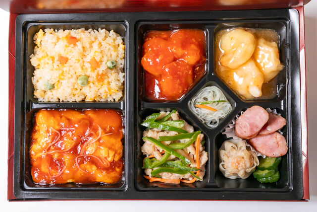 パンダ飯店-三種メインの中華極上弁当（大エビマヨ・大エビチリ・青椒肉絲）