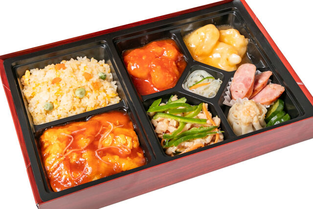 三種メインの中華極上弁当（大エビマヨ・大エビチリ・青椒肉絲）