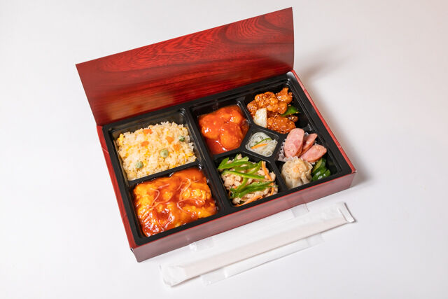 パンダ飯店-三種メインの中華極上弁当（大エビチリ・豚ヒレ肉酢豚・青椒肉絲）