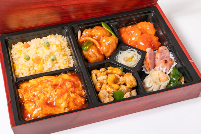 パンダ飯店-三種メインの中華極上弁当（鶏肉とカーシュナッツ炒め・ヒレ肉酢豚・大エビチリ）