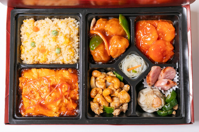 パンダ飯店-三種メインの中華極上弁当（鶏肉とカーシュナッツ炒め・ヒレ肉酢豚・大エビチリ）