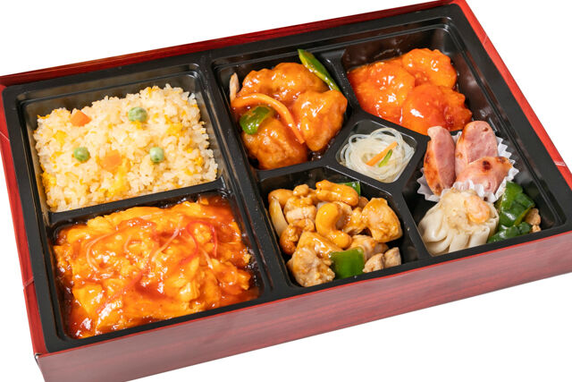 パンダ飯店-三種メインの中華極上弁当（鶏肉とカーシュナッツ炒め・ヒレ肉酢豚・大エビチリ）