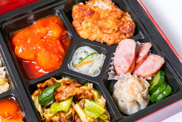 パンダ飯店-三種メインの中華極上弁当（大エビチリ・回鍋肉・油淋鶏）