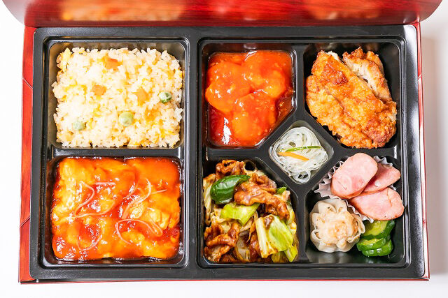 パンダ飯店-三種メインの中華極上弁当（大エビチリ・回鍋肉・油淋鶏）