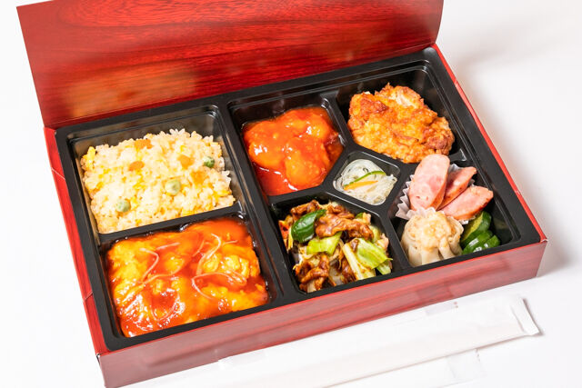 パンダ飯店-三種メインの中華極上弁当（大エビチリ・回鍋肉・油淋鶏）