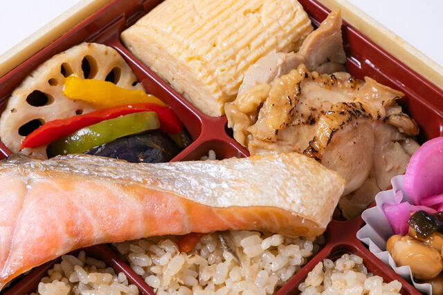 小江戸オハナ-【小江戸幕の内弁当】炊き込みご飯と焼き鮭