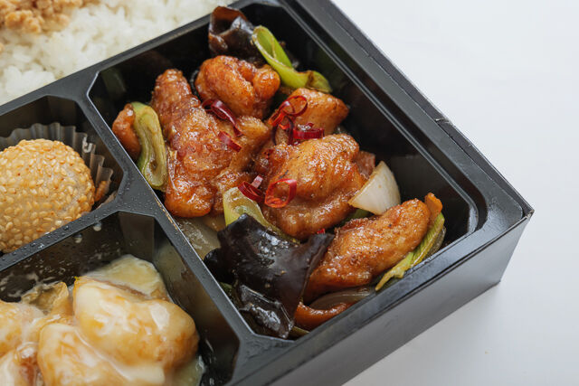 中華ダイニングume咲-鶏肉の四川風ピリ辛炒め×海老マヨ まんぷく中華弁当