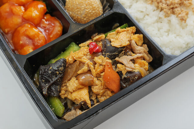 中華ダイニングume咲-豚肉と卵の彩り炒め×海老チリ まんぷく中華弁当