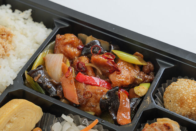 中華ダイニングume咲-鶏肉の四川風ピリ辛炒め 中華幕の内弁当