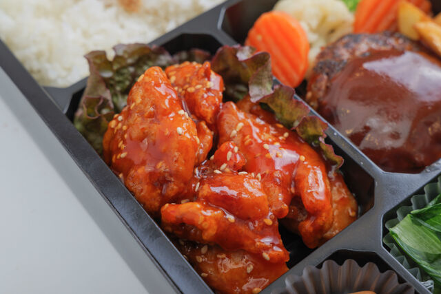 牛タンハンバーグ×ステーキふぅふぅ-ヤンニョムチキン＆牛タンハンバーグ弁当