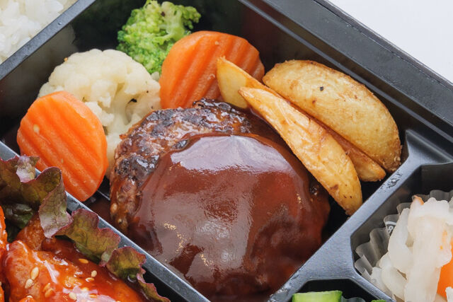 牛タンハンバーグ×ステーキふぅふぅ-ヤンニョムチキン＆牛タンハンバーグ弁当